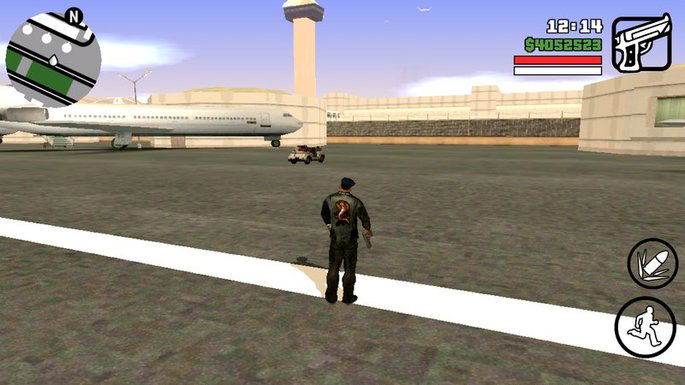 O personagem CJ se encontra de frente para a pista do aeroporto olhando para um avião enquanto segura uma pistola.