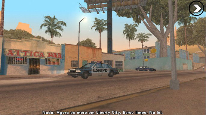 Carro da polícia passando em frente a um bar, enquanto uma legenda lobo abaixo informa que o personagem mora em Liberty City e ele se encontra inocente perante a justiça.